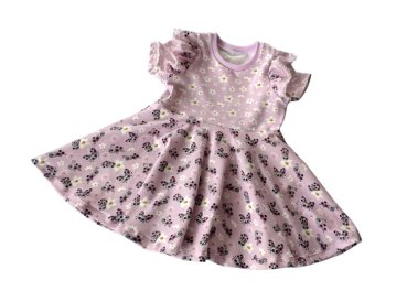 Herzkäfer flieder Baumwoll-Jersey mit Marienkäfer und Blumen, ein Mädchenstoff von Hilco und Mrs Mint Design, Designbeispiel Drehkleid